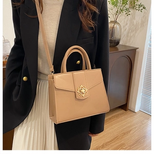 Sac bandoulière en cuir beige élégant avec fermoir fleur dorée et bandoulière pour femme chic