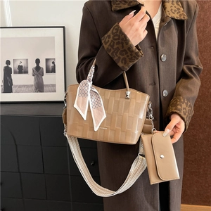 Borsa tote in ecopelle marrone con foulard in seta e ampia tracolla jacquard decorata