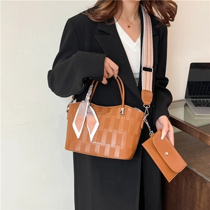 Borsa tote in pelle intrecciata color caramello con tracolla larga e sciarpa in seta