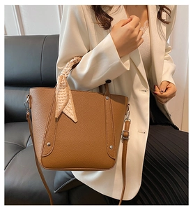 Sac seau en cuir marron avec foulard en soie porté avec un blazer blanc chic