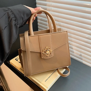 Sac À Main Femme En Cuir PU Sac Bandoulière Carré Avec Boucle Métallique Fleurie Dorée Élégant Sac À Épaule Rétro