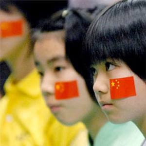 Enfants portant des autocollants de drapeau chinois pour les célébrations patriotiques