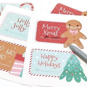 Détail de diverses étiquettes de Noël autocollantes avec motifs festifs et messages