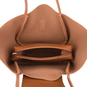 Sac fourre-tout en cuir marron avec pochette zippée assortie et grand intérieur