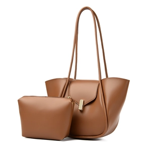 Ensemble sac fourre-tout et pochette en similicuir marron avec boucle dorée et anses