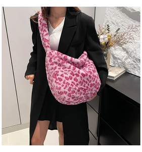 Détail du sac hobo en peluche léopard rose avec fausse fourrure douce et grande capacité