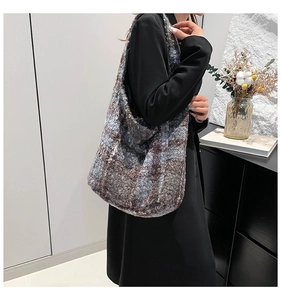 Détail du sac fourre-tout en peluche à carreaux bleu-gris et marron à texture douce