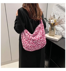 Détail du sac hobo en peluche imprimé léopard rose avec texture en fausse fourrure