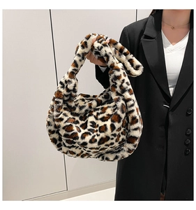 Detailaufnahme der Leoparden-Kunstpelz-Handtasche mit weicher schwarz-brauner Textur