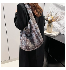 Détail du grand sac cabas en peluche à carreaux montrant sa texture douce et laineuse