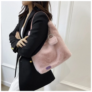 Détail du sac à épaule en peluche rose avec breloque diamant et étiquette Fashion