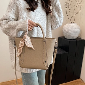 Sac seau chic en cuir kaki avec poignée en foulard de soie et bandoulière réglable