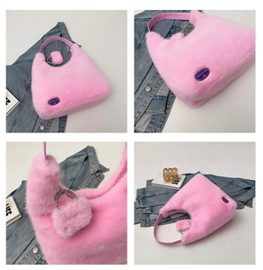 Détails macro d'un sac en peluche rose avec étiquette logo et pendentif en cœur