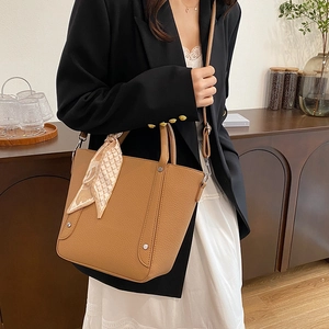 Sac seau en cuir marron avec foulard en soie sur la poignée pour un style élégant chic