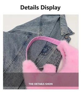 Détail du sac à épaule en fausse fourrure rose avec poignée en cuir et texture douce