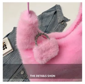 Détail d'un sac à main en peluche rose vif avec anneau de fermeture éclair en strass