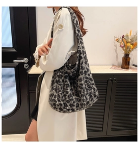Detailansicht des weichen Plüschmaterials und Leopardenmusters der Hobo-Schultertasche