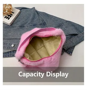 Détail intérieur du sac à bandoulière rose en peluche montrant la capacité et la fermeture