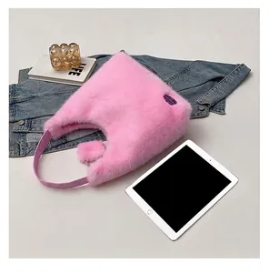 Sac à épaule en fausse fourrure rose avec bandoulière violette et pompon décoratif