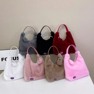 Sacs hobo en fausse fourrure en sept couleurs avec poignées en cuir et anneaux en métal