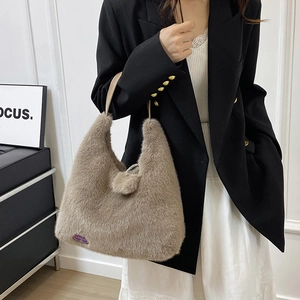 Sac hobo chic en fausse fourrure beige avec poignée en cuir pour le style d'automne