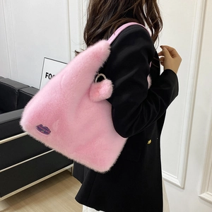 Sac fourre-tout rose en fausse fourrure pelucheuse avec écusson tendance pour l'hiver