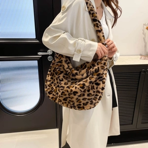 Grand sac fourre-tout vintage en fausse fourrure léopard avec un trench-coat d'automne