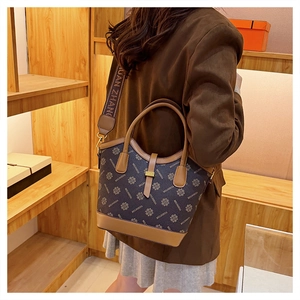 Détail du sac cabas vintage avec imprimé monogramme et large bandoulière tissée stylée