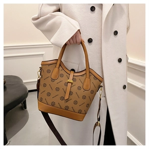 Détail du sac cabas vintage avec monogramme, ferrures dorées et doubles poignées