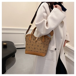 Détail du sac cabas vintage avec imprimé géométrique et large bandoulière en tissu
