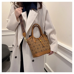 Détail du sac monogramme vintage avec bordure en cuir et bandoulière jacquard