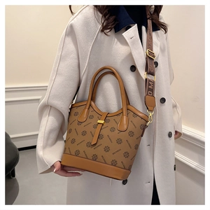 Détail du sac à main vintage marron avec bandoulière amovible à motifs imprimés