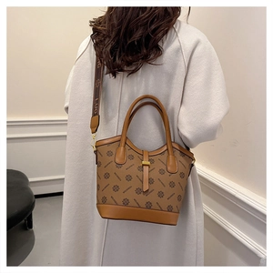 Vue détaillée du sac à main marron kaki avec imprimé de lettres et large bandoulière tissée