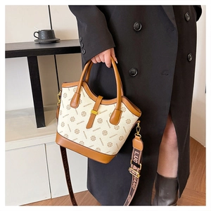 Détails du sac à bandoulière vintage à monogramme avec finitions cuir brun et métal doré