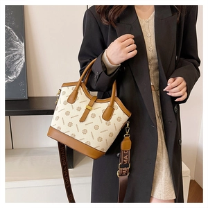 Détail d'un sac à main vintage avec bordure en cuir marron et imprimé lettres élégant