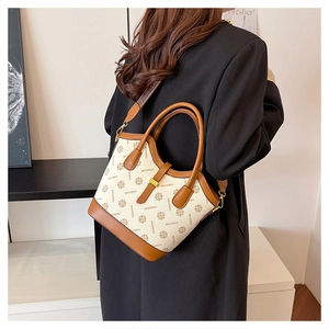 Grand sac à main avec monogramme élégant porté avec un costume décontracté