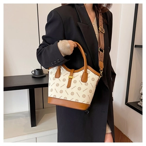 Détail du sac cabas beige vintage avec logos marrons et large bandoulière réglable