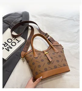 Détail du sac à main monogramme marron avec bandoulière large et boucle en métal