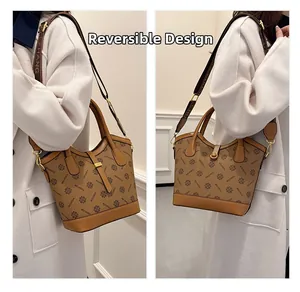 Détail du sac seau monogramme marron avec bandoulière réglable et design réversible