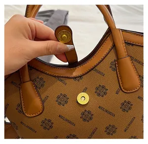 Détail du fermoir magnétique doré de haute qualité sur le sac à main marron vintage