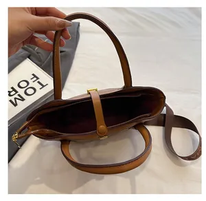 Vue de dessus d'un sac cabas marron montrant le compartiment intérieur spacieux