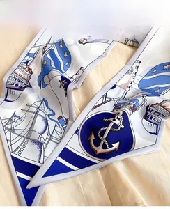 Vue détaillée d'un foulard en soie à motif nautique avec ancres et couture fine