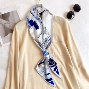 Écharpe étroite en soie à motif nautique sur chemise beige avec lunettes de soleil noires