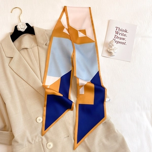 Detail eines farbenfrohen geometrischen Seidenschals auf einem Blazer zur Dekoration