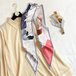 Foulard étroit en soie à imprimé abstrait bleu et rose sur chemise beige