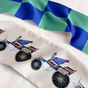 Nahaufnahme von Seidenschals mit klassischem Schachbrett- und Kutschen-Printmuster