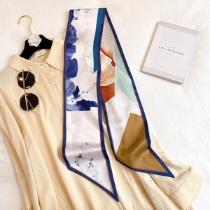 Foulard en soie artistique à motifs géométriques sur une chemise jaune raffinée