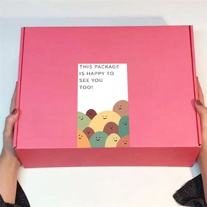 Scatola regalo rosa con etichetta decorativa 'This Package Is Happy To See You Too'