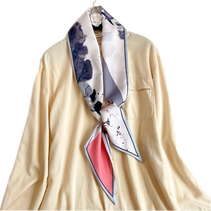 Écharpe longue en soie style artistique à blocs de couleurs bleu et rose sur chemise