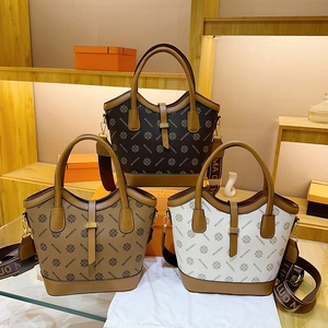 Sac à main rétro imprimé marron et beige avec large bandoulière présenté en trois coloris